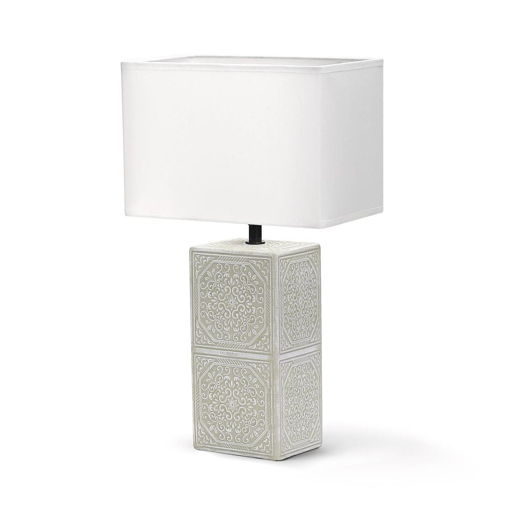 Stilsichere Tischlampe aus Keramik mit  weißem orientalischem Muster und eckigen Stoffschirm von AIGOSTAR