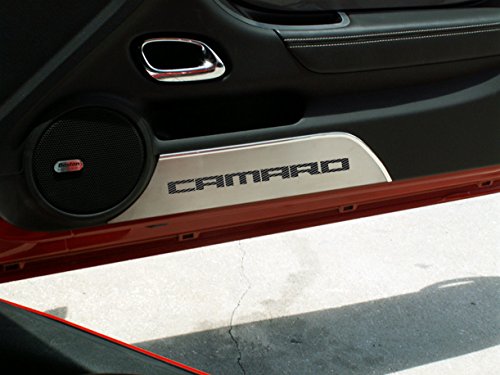 Camaro 2010–2013 Türverkleidung aus gebürstetem Edelstahl mit gebürstetem schwarzem Vinyl-"Camaro"-Inlay, 2 Stück von American Car Craft