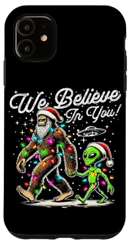 Hülle für iPhone 11 Alien und Bigfoot tragen eine Weihnachtsmütze und Weihnachtsbeleuchtung von Bigfoot UFO Alien Funny Sasquatch Christmas Stuff