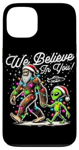 Hülle für iPhone 13 Alien und Bigfoot tragen eine Weihnachtsmütze und Weihnachtsbeleuchtung von Bigfoot UFO Alien Funny Sasquatch Christmas Stuff