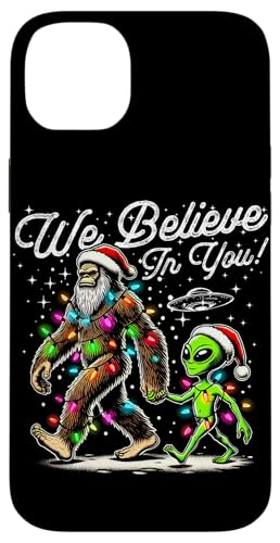 Hülle für iPhone 14 Plus Alien und Bigfoot tragen eine Weihnachtsmütze und Weihnachtsbeleuchtung von Bigfoot UFO Alien Funny Sasquatch Christmas Stuff