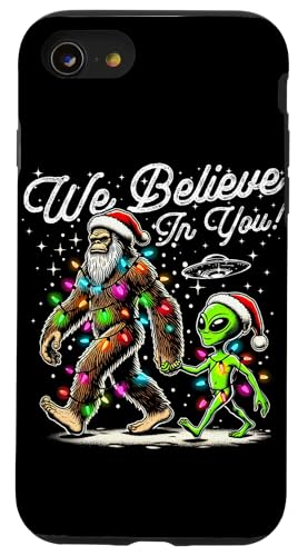 Hülle für iPhone SE (2020) / 7 / 8 Alien und Bigfoot tragen eine Weihnachtsmütze und Weihnachtsbeleuchtung von Bigfoot UFO Alien Funny Sasquatch Christmas Stuff