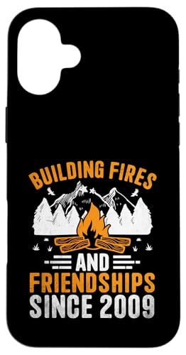 Hülle für iPhone 16 Plus Seit 2009 bauen wir Feuer und Freundschaften | Camping Scout von Camping Scouting Scouts Gifts