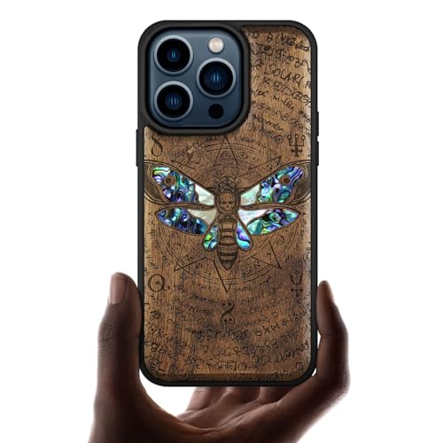 Carveit Handyhülle für iPhone 15 Pro Holz Cover kompatibel mit MagSafe [Holzgravur & Muschel Inlay] Magnetisch Case für Apple 15Pro hulle Silikon TPU（Nussbaum-Kopfmotte des Todes） von Carveit