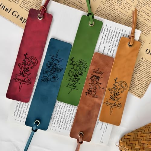 Drawelry Leder Lesezeichen Personalisiert mit Namen Geburtsblume Handgefertigt Gravur Retro Bookmark Hochzeitstag Geburtstags Geschenke für Männer Frauen Kinder Buchliebhaber Leser Schriftsteller (A2) von Drawelry