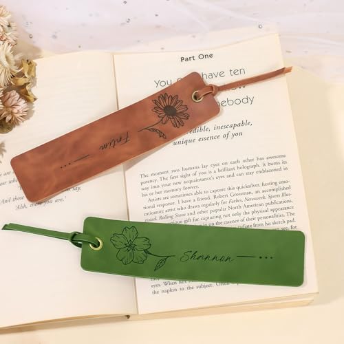 Drawelry Leder Lesezeichen Personalisiert mit Namen Geburtsblume Handgefertigt Gravur Retro Bookmark Hochzeitstag Geburtstags Geschenke für Männer Frauen Kinder Buchliebhaber Leser Schriftsteller (A3) von Drawelry