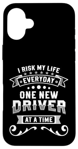 Hülle für iPhone 16 Plus I Risk My Life Everyday One New Driver Driving Instructor von Fahranfänger Fahrschüler Design