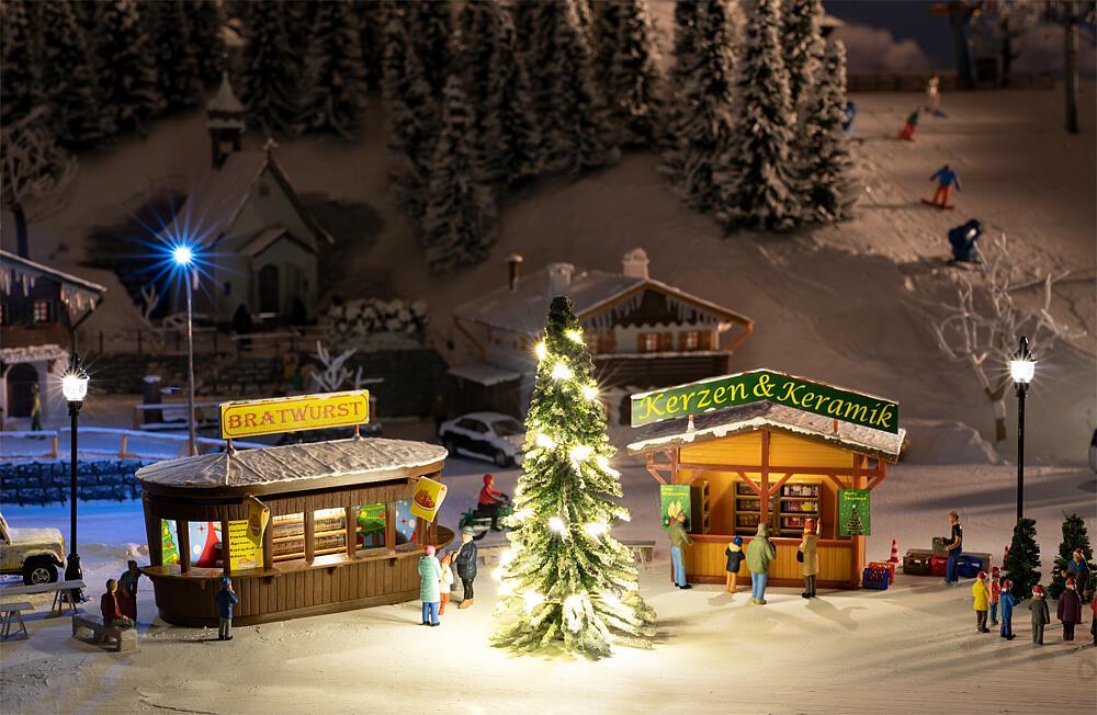 2 Weihnachtsmarktbuden mit beleuchtetem Weihnachtsbaum von Faller