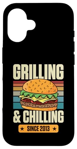 Grillen und Chillen seit 2013 Hamburger Thema Geburtstag Hülle für iPhone 16 von Flippin Cheesy Retro Style Burger Lover Merch