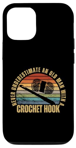 Hülle für iPhone 12/12 Pro Unterschätzen Sie niemals einen alten Mann mit einer Häkelnadel von Funny Crochet Crocheting Humor Design