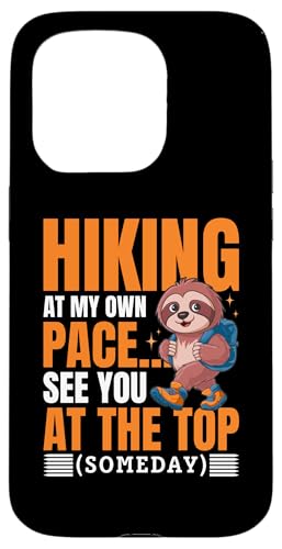 Hülle für iPhone 15 Pro Faultier Wandern Berge Wandern in meinem eigenen Tempo... Wir sehen uns auf von Funny Sloth Hiking Graphics Co.