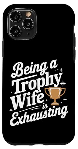 Es ist anstrengend, eine Trophäenfrau zu sein Hülle für iPhone 11 Pro von Funny Wife Marriage Couple Wedding Anniversary