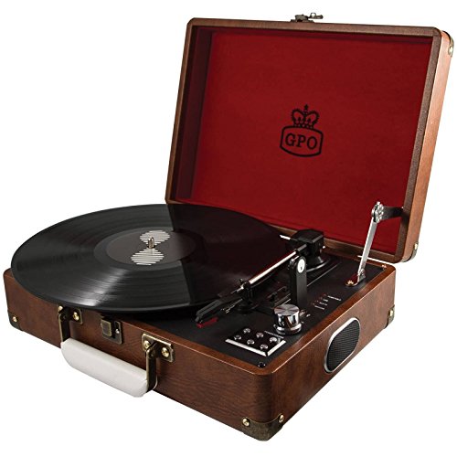 GPO Attache Plattenspieler im Aktenkoffer-Stil mit Vinyl Plattenspieler und eingebauten Lautsprechern, Vintage Braun von GPO