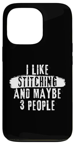 Ich mag Stitching und vielleicht 3 Leute - Lustiges Introvertiertes Sprichwort Hülle für iPhone 13 Pro von Introverts Be Like Gifts