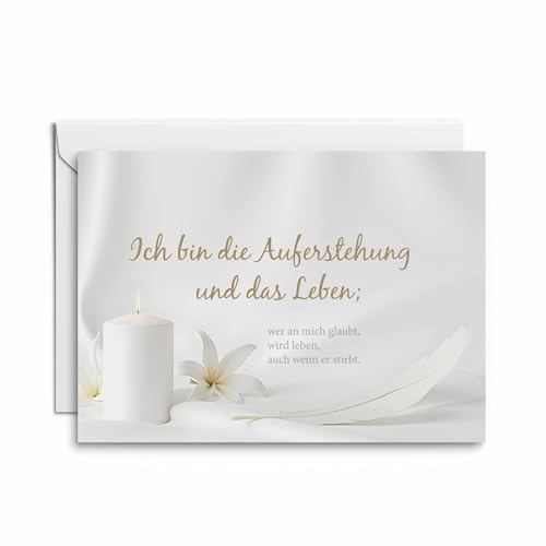 Kartenkaufrausch Trauerkarte „Ich bin die Auferstehung und das Leben“, mit Feder, Lilien, Kerze und unbedrucktem Einleger, ideal für Mitgefühl und Beerdigung. von Kartenkaufrausch