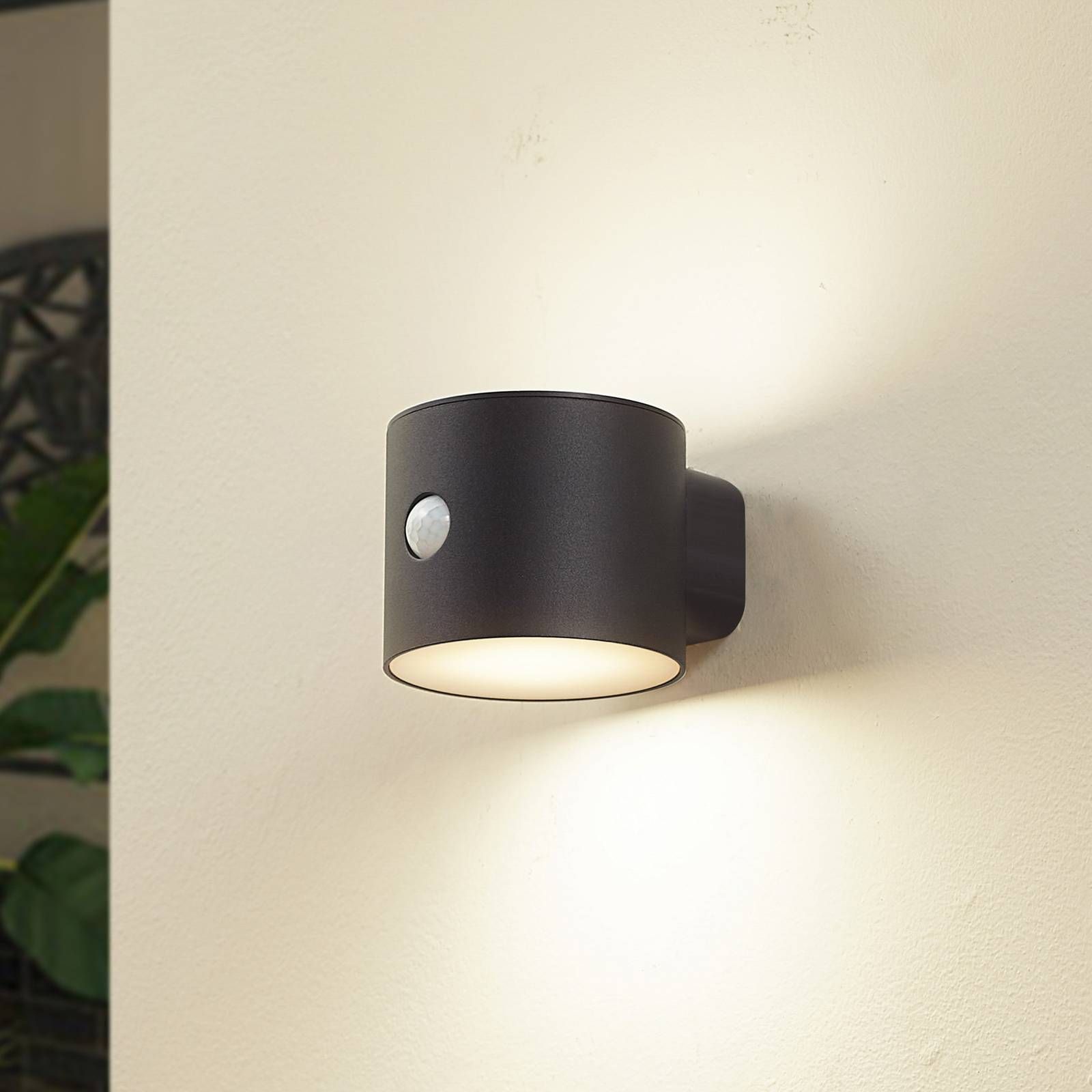 Lindby LED-Solar-Wandleuchte Amren, schwarz, ABS, Sensor von LINDBY