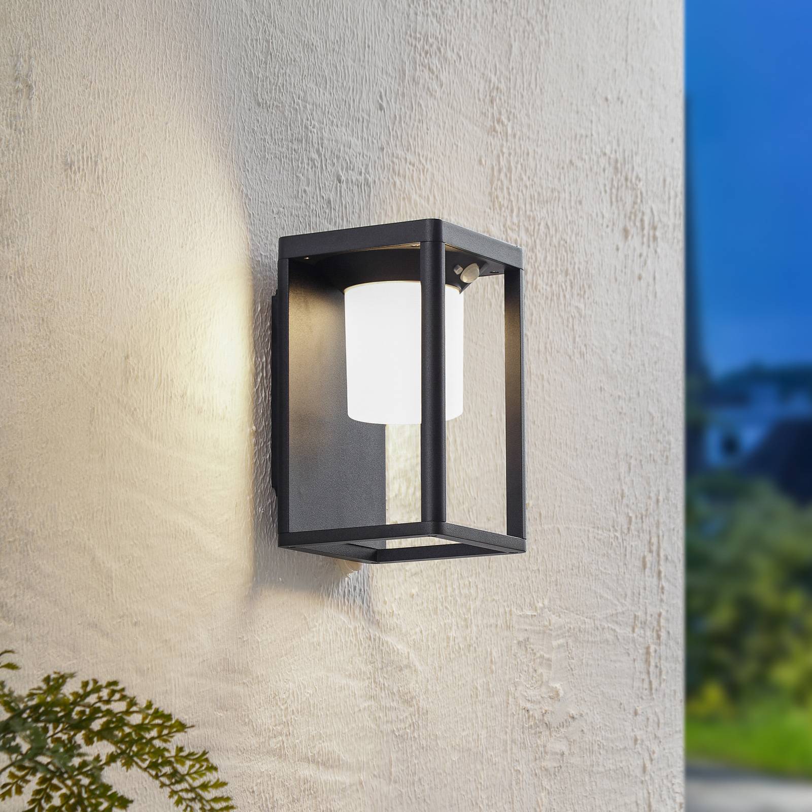 Lucande LED-Solar-Wandleuchte Tilena, schwarz, Alu, Sensor von LUCANDE