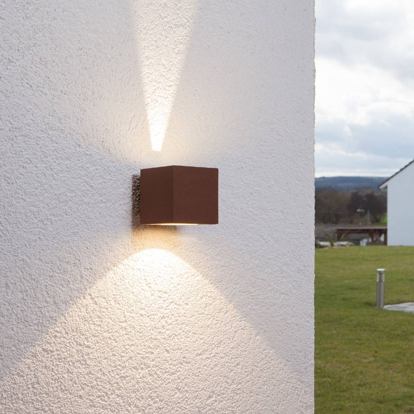 Rostbraune LED-Außenwandleuchte Jarno, Würfelform von LUCANDE