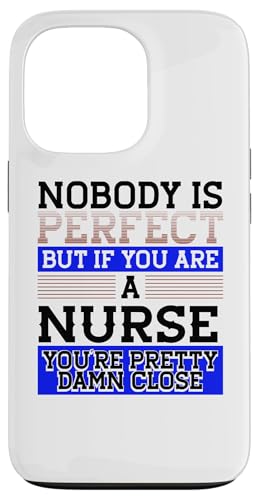 Hülle für iPhone 13 Pro Krankenschwester-Humor Niemand ist perfekt Eine Krankenschwester Ziemlich enge Krankenschwester von Nurse Gifts Nursing Career Apparel Kanig Designs