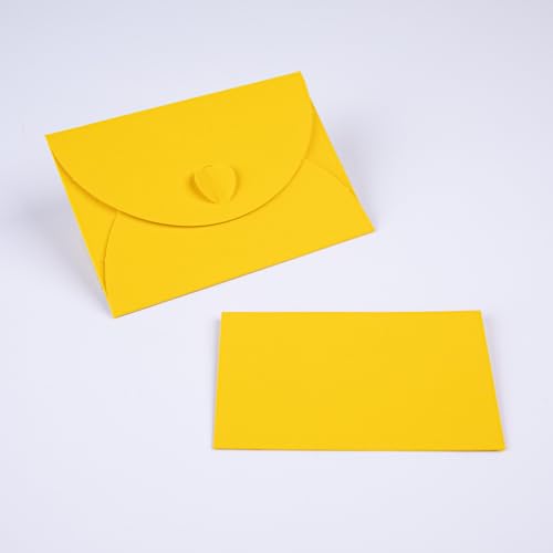 PresentFill® 50 Mini Briefumschläge mit Karten – Sonnen Gelb – Kleine Umschläge Mini mit Herz Verschluss und Blanko Karten aus 100% Recycling Kraftpapier zum Selbst gestalten und beschriften von Present Fill