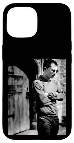 Hülle für iPhone 15 Radiohead Sänger Thom York 1997 von Simon Fowler von Simon Fowler Photography