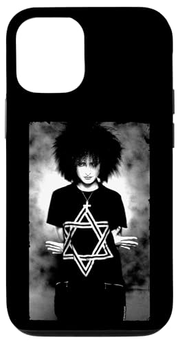 Hülle für iPhone 15 Sänger Siouxsie Sioux B&W Studiofoto von Simon Fowler von Simon Fowler Photography
