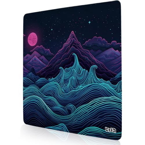 Tilt Schreibtischunterlage 30x30 cm Gaming Mauspad | Rutschfester Mousepad Groß für Schreibtisch und PC Gadgets | Wasserdichter Desk Mat (Retrowave Mountains) von Tilt