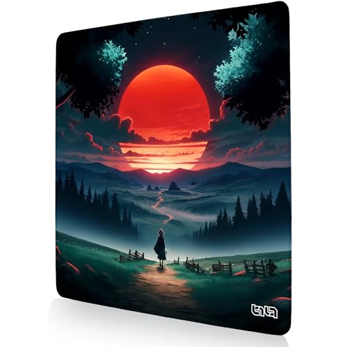 Tilt Schreibtischunterlage 50x50 cm Gaming Mauspad XXL | Rutschfester Mousepad Groß für Schreibtisch und PC Gadgets | Wasserdichter Desk Mat (Adventure Road) von Tilt