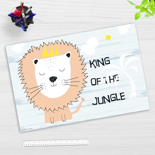 Schreibtischunterlage für Jungen und Mädchen – “KING OF THE JUNGLE" – aus erstklassigem, strapazierfähigem Vinyl (Kunststoff) – 60 x 40 cm – Schreibunterlage für besten Schutz – Made in Germany von Tischsetmacher