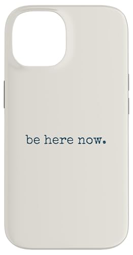 Be Here Now inspiriertes motivierendes Zitat, minimalistische Grafik Hülle für iPhone 14 von Urban Classic Trends