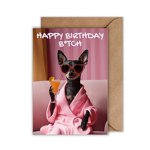 WBdesignz Geburtstag Karte mit Umschlag - Geburtstagskarte Happy Birthday B*tch Zwergpinscher mit Sonnenbrille Pink Bademantel Cocktail Tiere Glückwunschkarte Geschenkkarte zum Geburtstag (DIN A6) von WBdesignz