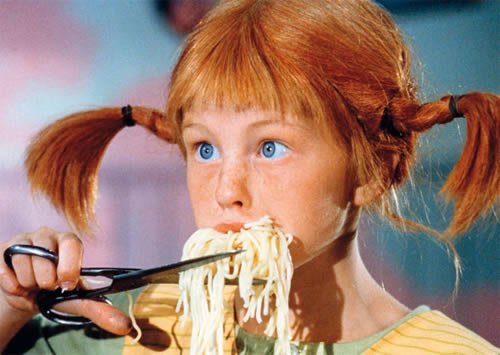 Postkarte A6 +++ PIPPI LANGSTRUMPF von modern times +++ PL PIPPI SCHNEIDET SPAGHETTI MIT SCHERE +++ KARTENKOMBINAT © Saltkråkan AB & AB Svensk Filmind von modern times